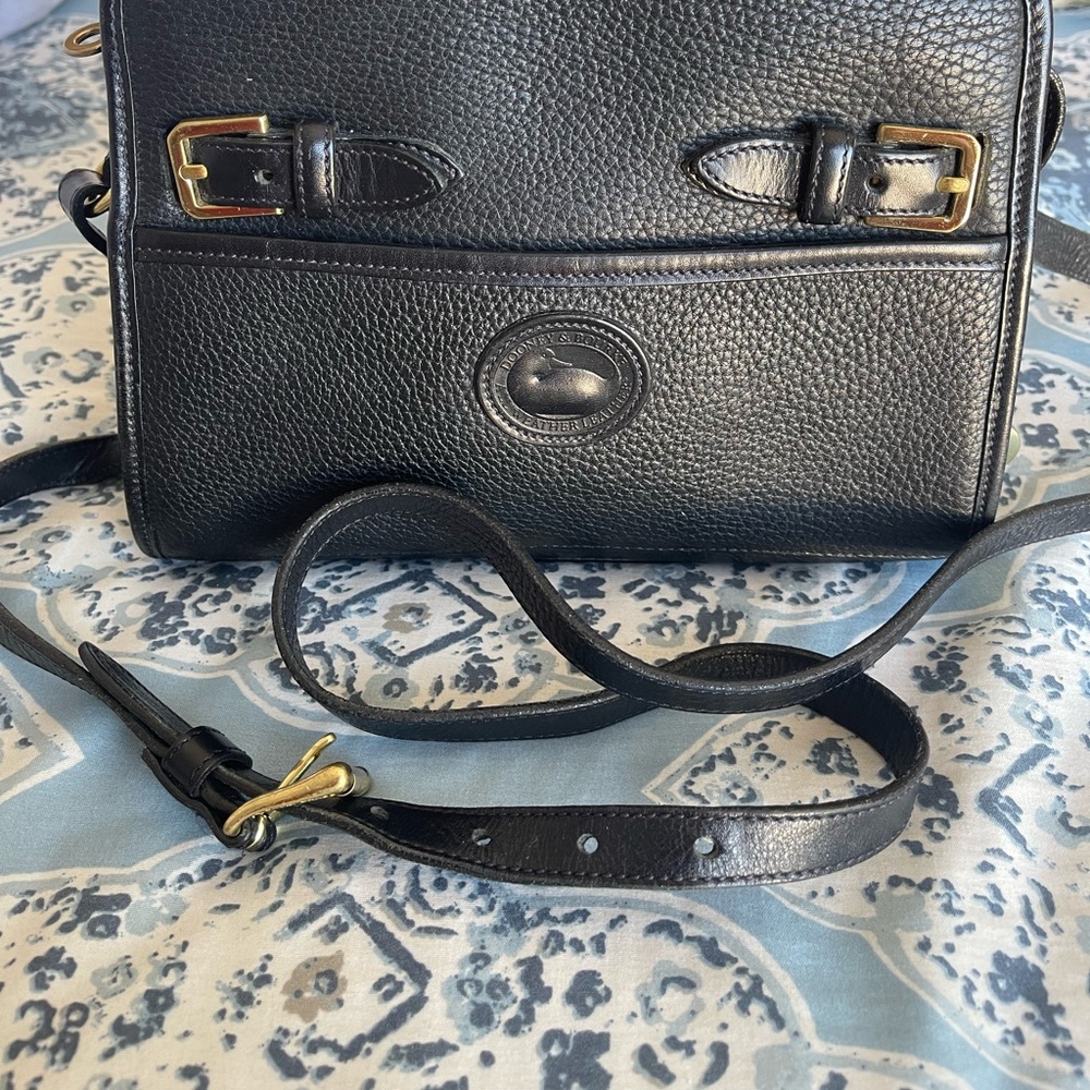 Vintage Black Dooney and Bourke body bag
Real leather in pristine condition
